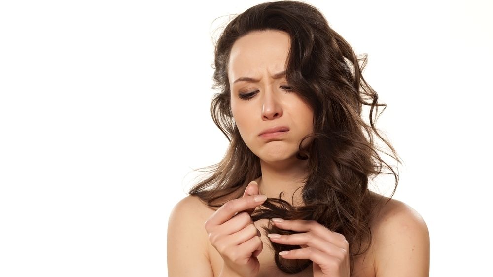 Chyby, které děláme při péči o vlasy. Málo je myjeme, nefénujeme, žehlíme vlhké